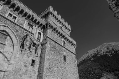 Celano Piccolomini Şatosu bir zamanlar İtalya 'nın en büyük üçüncü gölü olan Fucino ovasına bakar..