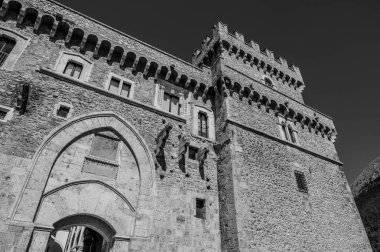 Celano Piccolomini Şatosu bir zamanlar İtalya 'nın en büyük üçüncü gölü olan Fucino ovasına bakar..