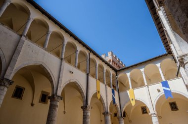 Celano Piccolomini Şatosu bir zamanlar İtalya 'nın en büyük üçüncü gölü olan Fucino ovasına bakar..