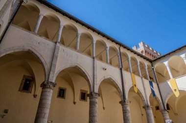 Celano Piccolomini Şatosu bir zamanlar İtalya 'nın en büyük üçüncü gölü olan Fucino ovasına bakar..