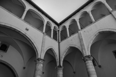 Celano Piccolomini Şatosu bir zamanlar İtalya 'nın en büyük üçüncü gölü olan Fucino ovasına bakar..