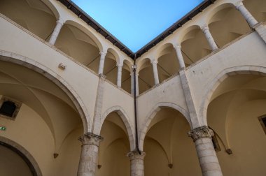 Celano Piccolomini Şatosu bir zamanlar İtalya 'nın en büyük üçüncü gölü olan Fucino ovasına bakar..