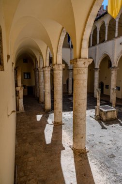 Celano Piccolomini Şatosu bir zamanlar İtalya 'nın en büyük üçüncü gölü olan Fucino ovasına bakar..