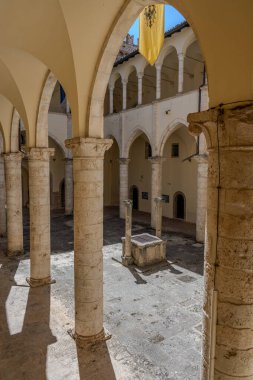 Celano Piccolomini Şatosu bir zamanlar İtalya 'nın en büyük üçüncü gölü olan Fucino ovasına bakar..
