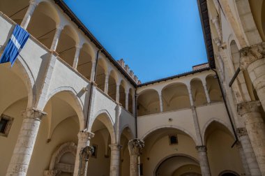 Celano Piccolomini Şatosu bir zamanlar İtalya 'nın en büyük üçüncü gölü olan Fucino ovasına bakar..