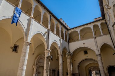 Celano Piccolomini Şatosu bir zamanlar İtalya 'nın en büyük üçüncü gölü olan Fucino ovasına bakar..