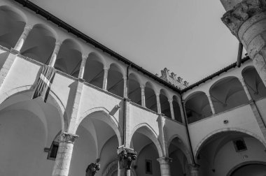 Celano Piccolomini Şatosu bir zamanlar İtalya 'nın en büyük üçüncü gölü olan Fucino ovasına bakar..