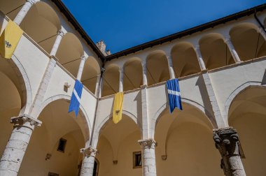 Celano Piccolomini Şatosu bir zamanlar İtalya 'nın en büyük üçüncü gölü olan Fucino ovasına bakar..