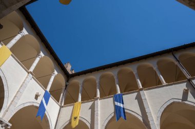 Celano Piccolomini Şatosu bir zamanlar İtalya 'nın en büyük üçüncü gölü olan Fucino ovasına bakar..