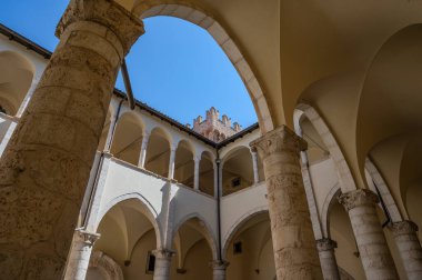 Celano Piccolomini Şatosu bir zamanlar İtalya 'nın en büyük üçüncü gölü olan Fucino ovasına bakar..