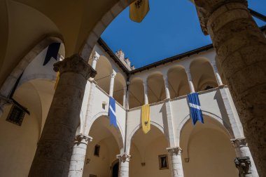 Celano Piccolomini Şatosu bir zamanlar İtalya 'nın en büyük üçüncü gölü olan Fucino ovasına bakar..