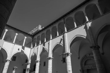 Celano Piccolomini Şatosu bir zamanlar İtalya 'nın en büyük üçüncü gölü olan Fucino ovasına bakar..