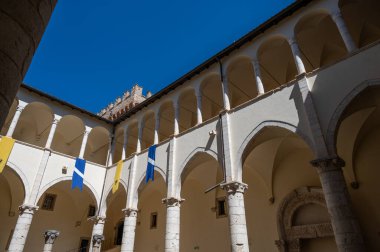 Celano Piccolomini Şatosu bir zamanlar İtalya 'nın en büyük üçüncü gölü olan Fucino ovasına bakar..