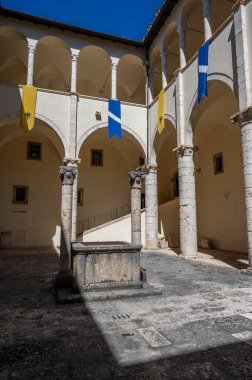 Celano Piccolomini Şatosu bir zamanlar İtalya 'nın en büyük üçüncü gölü olan Fucino ovasına bakar..