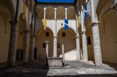 Celano Piccolomini Şatosu bir zamanlar İtalya 'nın en büyük üçüncü gölü olan Fucino ovasına bakar..