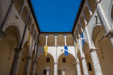 Celano Piccolomini Şatosu bir zamanlar İtalya 'nın en büyük üçüncü gölü olan Fucino ovasına bakar..