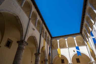 Celano Piccolomini Şatosu bir zamanlar İtalya 'nın en büyük üçüncü gölü olan Fucino ovasına bakar..