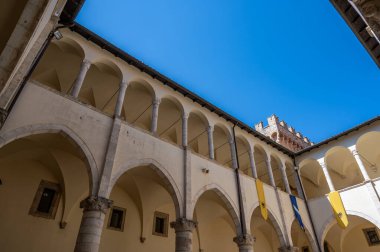 Celano Piccolomini Şatosu bir zamanlar İtalya 'nın en büyük üçüncü gölü olan Fucino ovasına bakar..