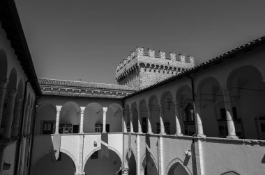 Celano Piccolomini Şatosu bir zamanlar İtalya 'nın en büyük üçüncü gölü olan Fucino ovasına bakar..