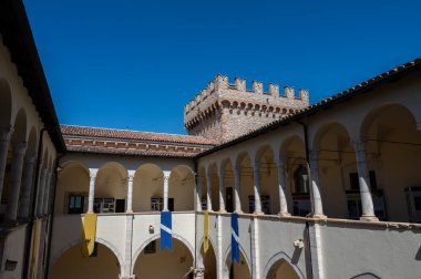 Celano Piccolomini Şatosu bir zamanlar İtalya 'nın en büyük üçüncü gölü olan Fucino ovasına bakar..