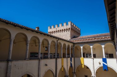 Celano Piccolomini Şatosu bir zamanlar İtalya 'nın en büyük üçüncü gölü olan Fucino ovasına bakar..