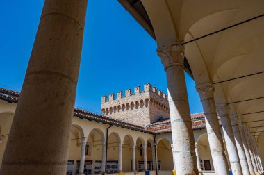 Celano Piccolomini Şatosu bir zamanlar İtalya 'nın en büyük üçüncü gölü olan Fucino ovasına bakar..