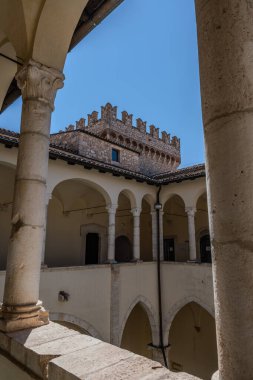 Celano Piccolomini Şatosu bir zamanlar İtalya 'nın en büyük üçüncü gölü olan Fucino ovasına bakar..