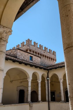 Celano Piccolomini Şatosu bir zamanlar İtalya 'nın en büyük üçüncü gölü olan Fucino ovasına bakar..