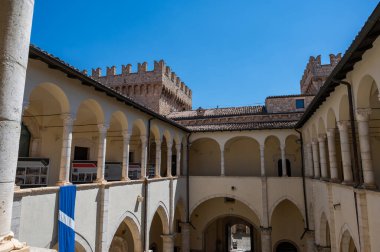 Celano Piccolomini Şatosu bir zamanlar İtalya 'nın en büyük üçüncü gölü olan Fucino ovasına bakar..