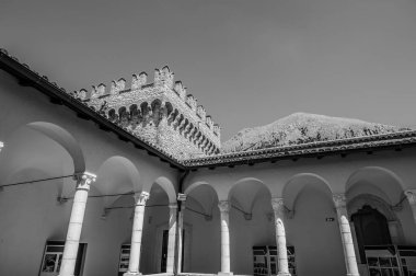 Celano Piccolomini Şatosu bir zamanlar İtalya 'nın en büyük üçüncü gölü olan Fucino ovasına bakar..