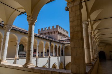 Celano Piccolomini Şatosu bir zamanlar İtalya 'nın en büyük üçüncü gölü olan Fucino ovasına bakar..
