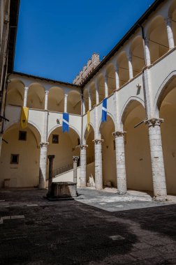 Celano Piccolomini Şatosu bir zamanlar İtalya 'nın en büyük üçüncü gölü olan Fucino ovasına bakar..