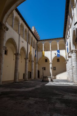 Celano Piccolomini Şatosu bir zamanlar İtalya 'nın en büyük üçüncü gölü olan Fucino ovasına bakar..