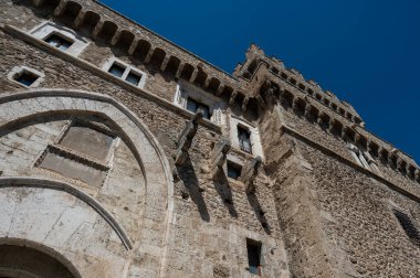 Celano Piccolomini Şatosu bir zamanlar İtalya 'nın en büyük üçüncü gölü olan Fucino ovasına bakar..