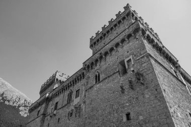 Celano Piccolomini Şatosu bir zamanlar İtalya 'nın en büyük üçüncü gölü olan Fucino ovasına bakar..