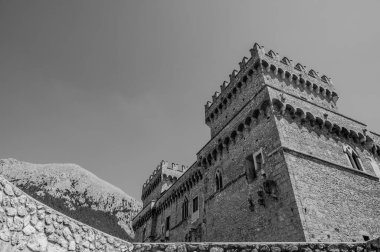 Celano Piccolomini Şatosu bir zamanlar İtalya 'nın en büyük üçüncü gölü olan Fucino ovasına bakar..