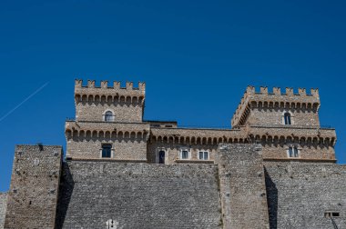 Celano Piccolomini Şatosu bir zamanlar İtalya 'nın en büyük üçüncü gölü olan Fucino ovasına bakar..