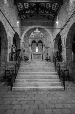 San Clemente al Vomano Manastırı, Teramo ilinin Vomano di Notaresco ilçesine yakın, Abruzzo 'da küçük bir tepenin üzerinde bulunan Katolik bir ibadethanedir..