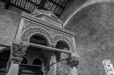 San Clemente al Vomano Manastırı, Teramo ilinin Vomano di Notaresco ilçesine yakın, Abruzzo 'da küçük bir tepenin üzerinde bulunan Katolik bir ibadethanedir..