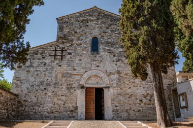 San Clemente al Vomano Manastırı, Teramo ilinin Vomano di Notaresco ilçesine yakın, Abruzzo 'da küçük bir tepenin üzerinde bulunan Katolik bir ibadethanedir..
