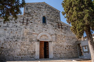 San Clemente al Vomano Manastırı, Teramo ilinin Vomano di Notaresco ilçesine yakın, Abruzzo 'da küçük bir tepenin üzerinde bulunan Katolik bir ibadethanedir..