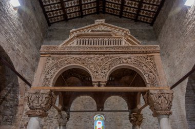 San Clemente al Vomano Manastırı, Teramo ilinin Vomano di Notaresco ilçesine yakın, Abruzzo 'da küçük bir tepenin üzerinde bulunan Katolik bir ibadethanedir..