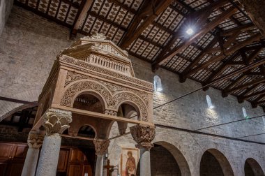 San Clemente al Vomano Manastırı, Teramo ilinin Vomano di Notaresco ilçesine yakın, Abruzzo 'da küçük bir tepenin üzerinde bulunan Katolik bir ibadethanedir..