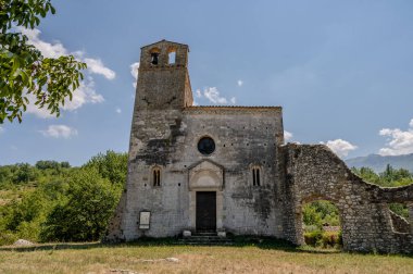 San Giovanni ad Insulam Kilisesi, San Giovanni al Mavone Kilisesi olarak da bilinir, aynı adı taşıyan vadideki Mavone Nehri 'nin kenarındaki küçük bir tepenin üzerinde bulunur..