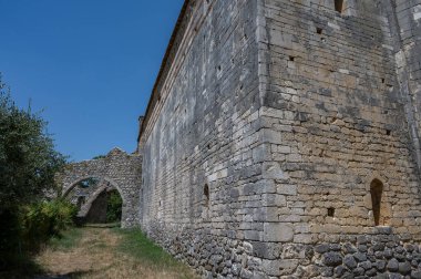 San Giovanni ad Insulam Kilisesi, San Giovanni al Mavone Kilisesi olarak da bilinir, aynı adı taşıyan vadideki Mavone Nehri 'nin kenarındaki küçük bir tepenin üzerinde bulunur..