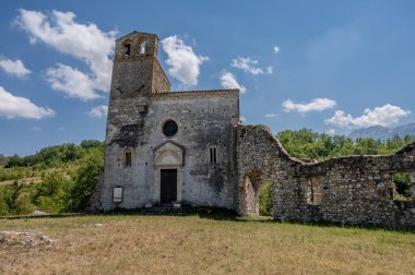 San Giovanni ad Insulam Kilisesi, San Giovanni al Mavone Kilisesi olarak da bilinir, aynı adı taşıyan vadideki Mavone Nehri 'nin kenarındaki küçük bir tepenin üzerinde bulunur..
