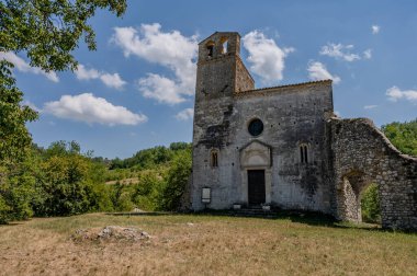 San Giovanni ad Insulam Kilisesi, San Giovanni al Mavone Kilisesi olarak da bilinir, aynı adı taşıyan vadideki Mavone Nehri 'nin kenarındaki küçük bir tepenin üzerinde bulunur..