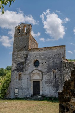 San Giovanni ad Insulam Kilisesi, San Giovanni al Mavone Kilisesi olarak da bilinir, aynı adı taşıyan vadideki Mavone Nehri 'nin kenarındaki küçük bir tepenin üzerinde bulunur..