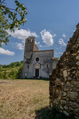 San Giovanni ad Insulam Kilisesi, San Giovanni al Mavone Kilisesi olarak da bilinir, aynı adı taşıyan vadideki Mavone Nehri 'nin kenarındaki küçük bir tepenin üzerinde bulunur..