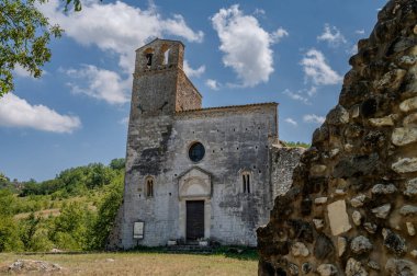 San Giovanni ad Insulam Kilisesi, San Giovanni al Mavone Kilisesi olarak da bilinir, aynı adı taşıyan vadideki Mavone Nehri 'nin kenarındaki küçük bir tepenin üzerinde bulunur..